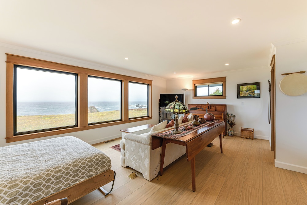 Walk to Beach: Luxury Oceanfront Escape in Caspar