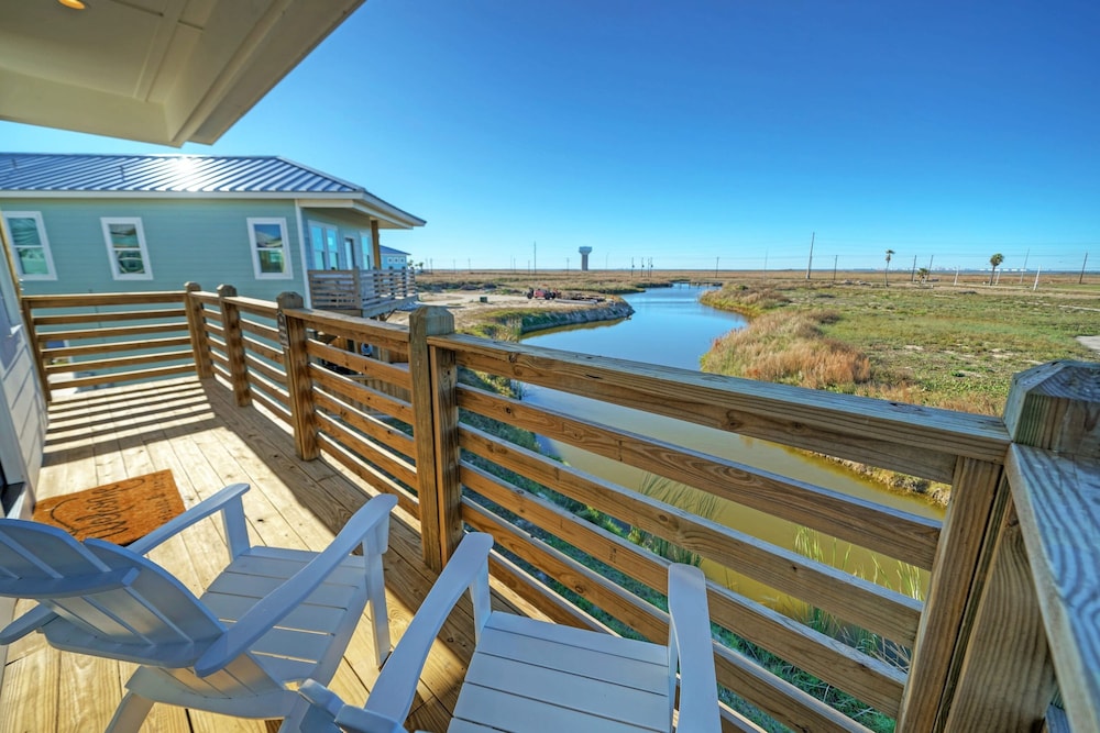 Cart-friendly Boardwalk to the Beach Private Pool Firepit Pond Views Bayview