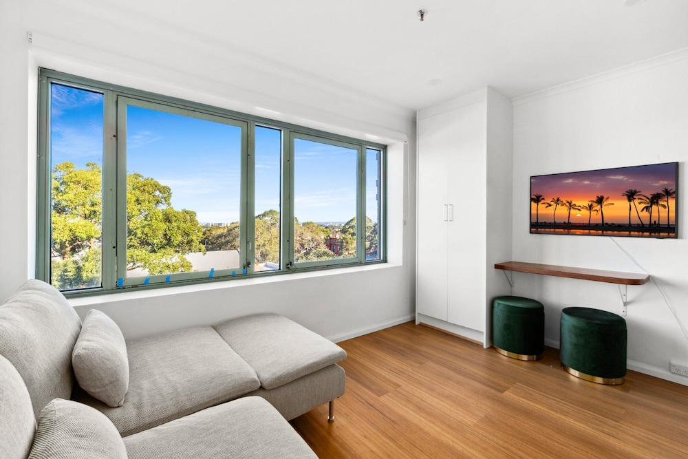Stylish Studio in the Heart of Newtown With Pool