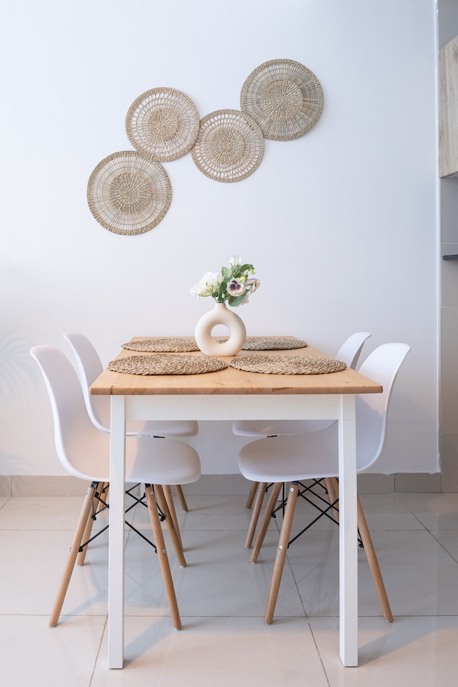 Waves - Charming Apt With Balcony, Minutes From The Beach — dining