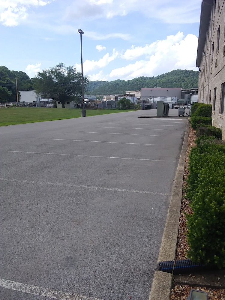 Brookshire Inn & Suites