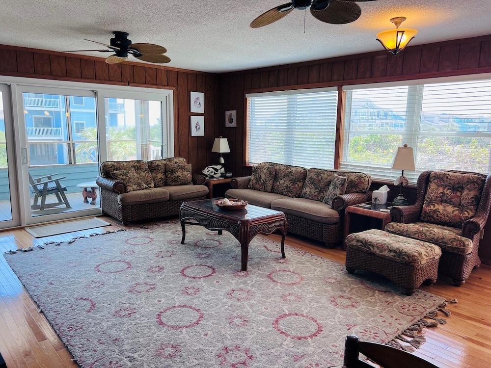 Fore Shore West- 4 Bedroom Home by RedAwning