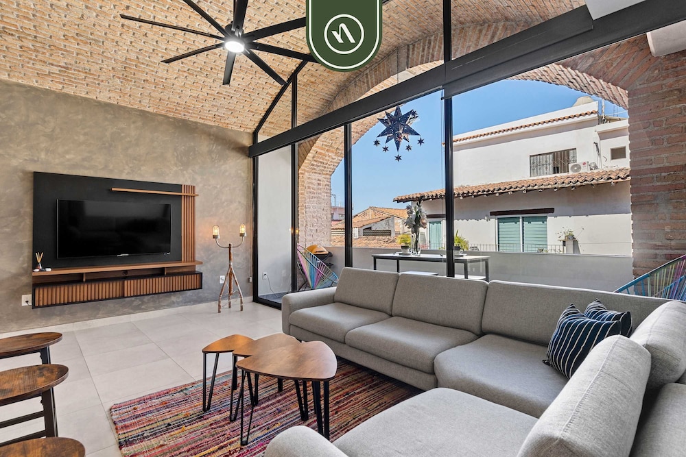 Restored Historic 2 BR Condo in Downtown - Pool