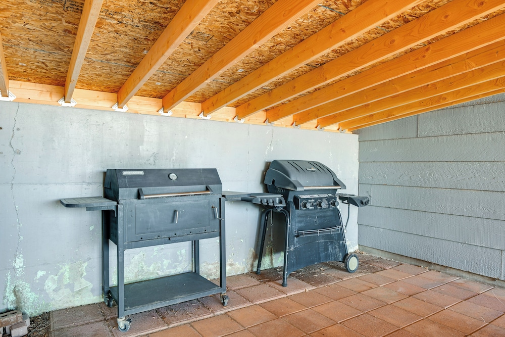 8 Mi to Hiking: Home w/ Patio in Dtwn Pioche