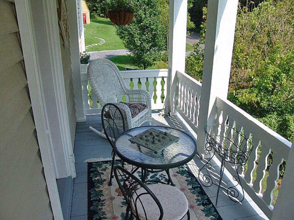 Frog Hollow Bed and Breakfast