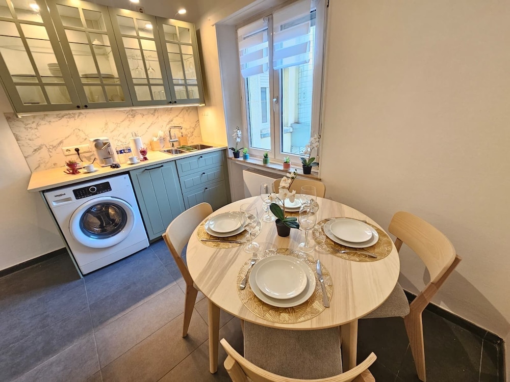 Ideal city stay 1BR near train station