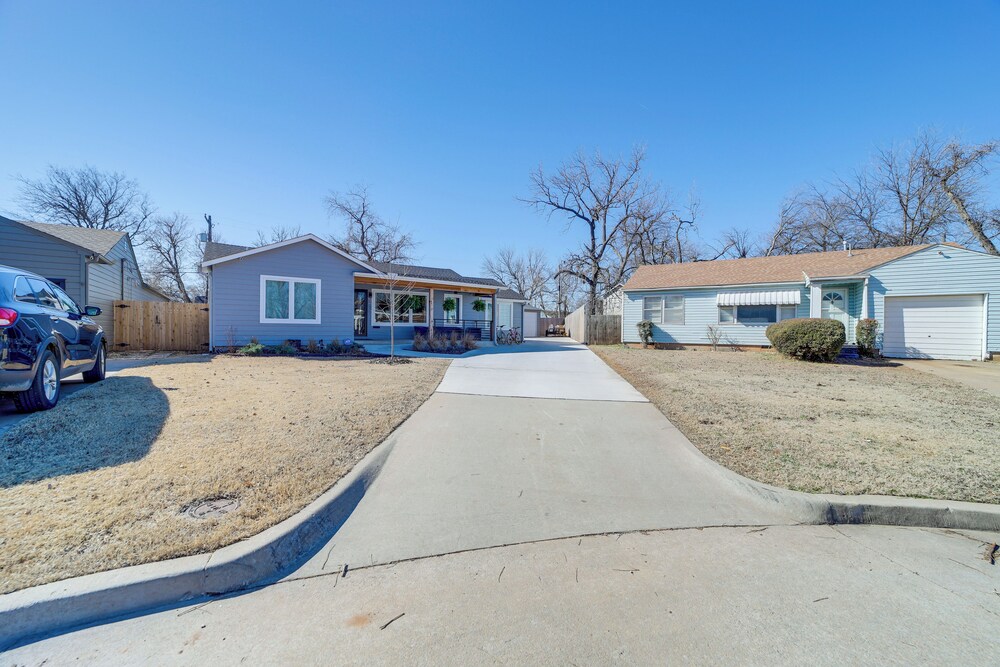 Walk to Gathering Place & Brookside: Tulsa Studio