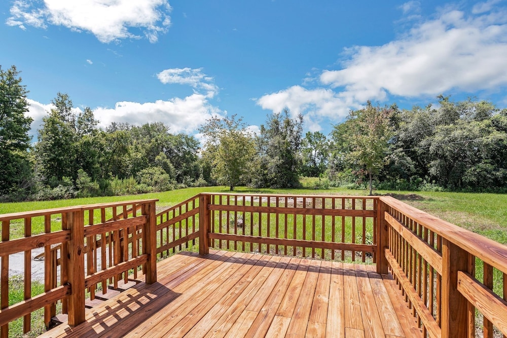 Relaxing 4br Hideaway In Groveland 4 Bedroom Cottage by RedAwning - Property Image 6