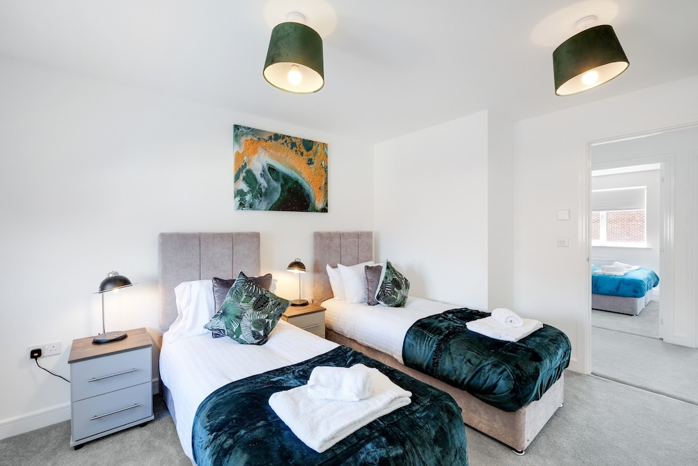 Modern 5 Bedroom 3 Bath Hse Aylesbury view 3