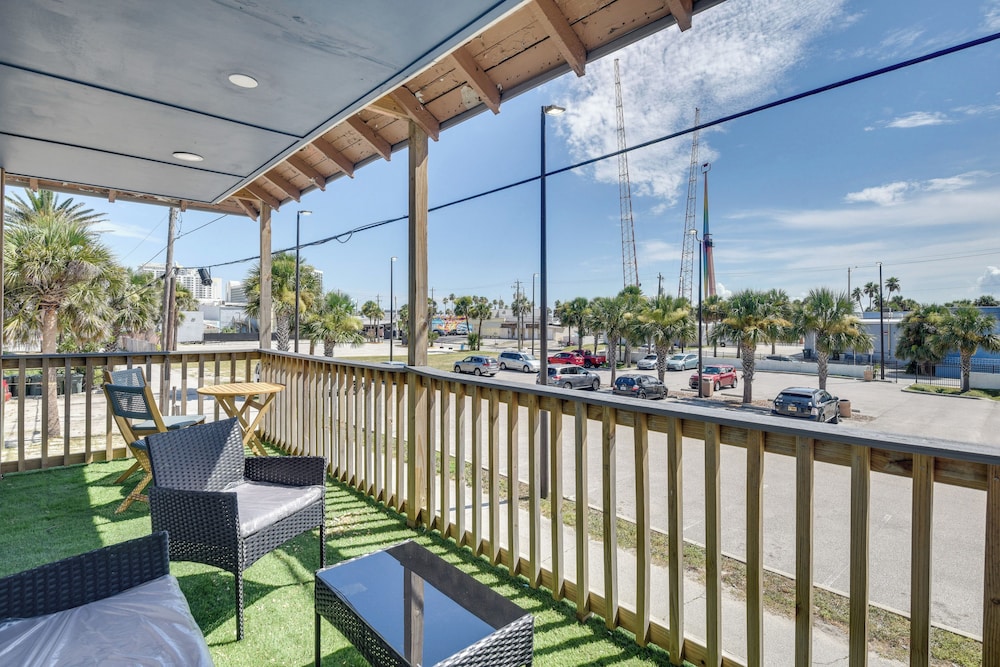 Walk to Daytona Beach & Boardwalk: Apt w/ Balcony