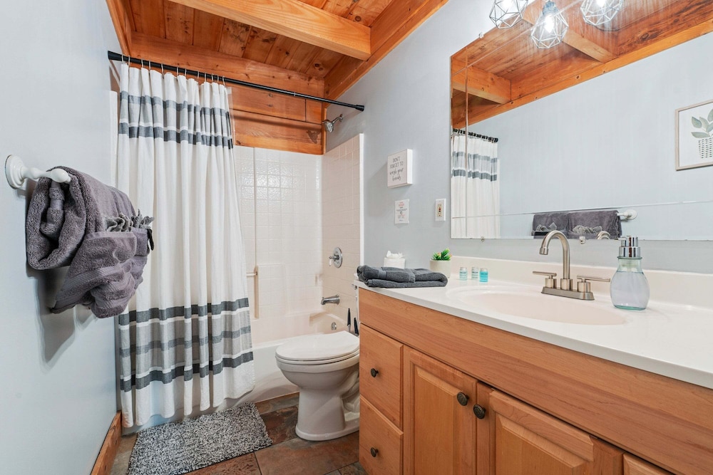 Breathtaking Hideaway 5 Bedroom Cabin