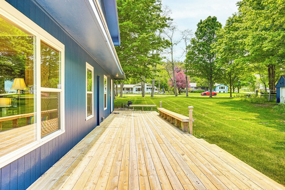 Autumn Escape on Glen Lake: Waterfront Cottage!