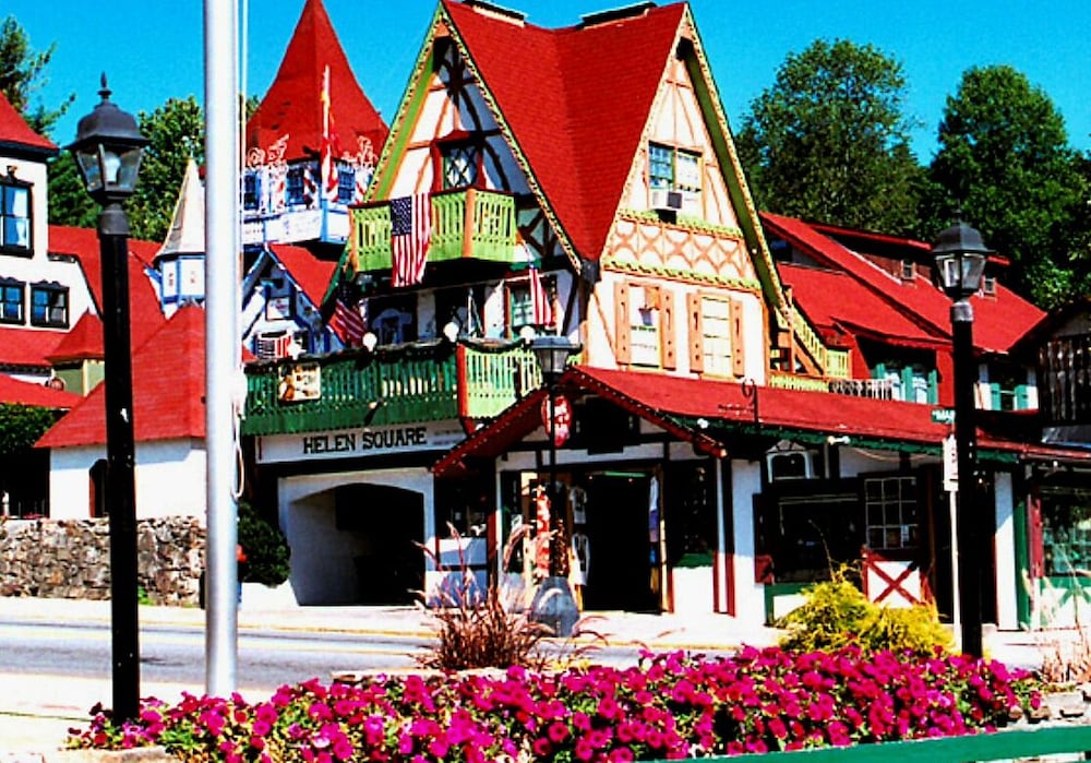 Bear Creek Lodge and Cabins in Helen Ga - Pet Friendly, River on Property, Walking Distance to downtown Helen