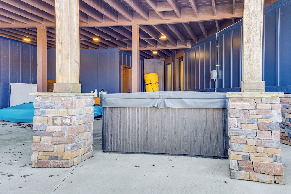 Lakefront Gem: Dock, Hot Tub & Kayak in Jacksboro