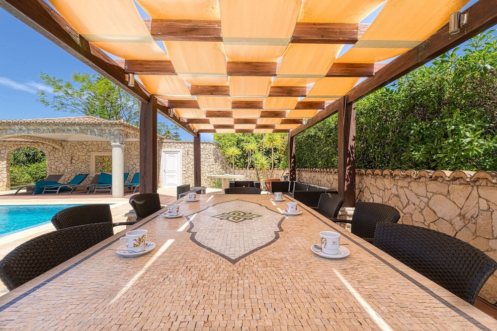 Golfinhos Magnificent Spacious 5 Bedroom Villa