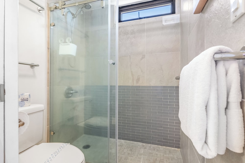 High Floor Ocean View Condo (King Bed and Parking): bathroom photo