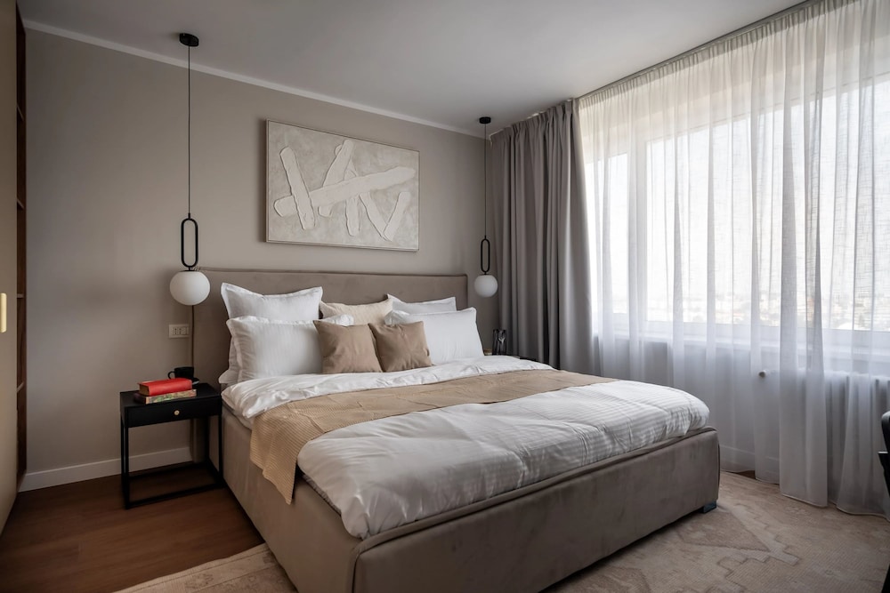 Views of all the Palaces 2BR Stunner