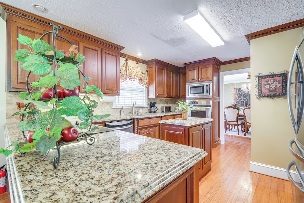 Game Room + Pond: Spacious Gainesville Getaway!