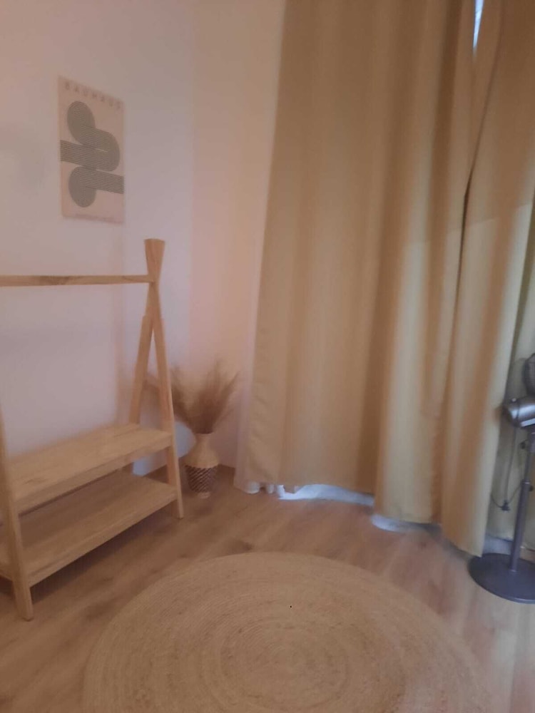 Modern 1BR With Living Room Central