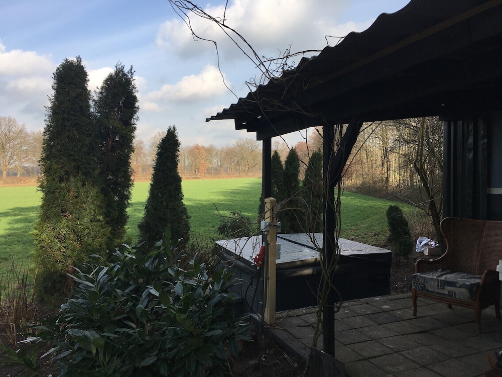 Alluring Holiday Home in Reutum-Weerselo with Hot Tub