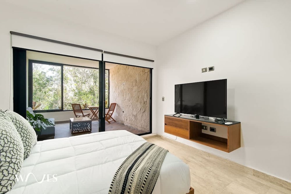 Spacious Loft w Garden View Pool Jacuzzi GYM