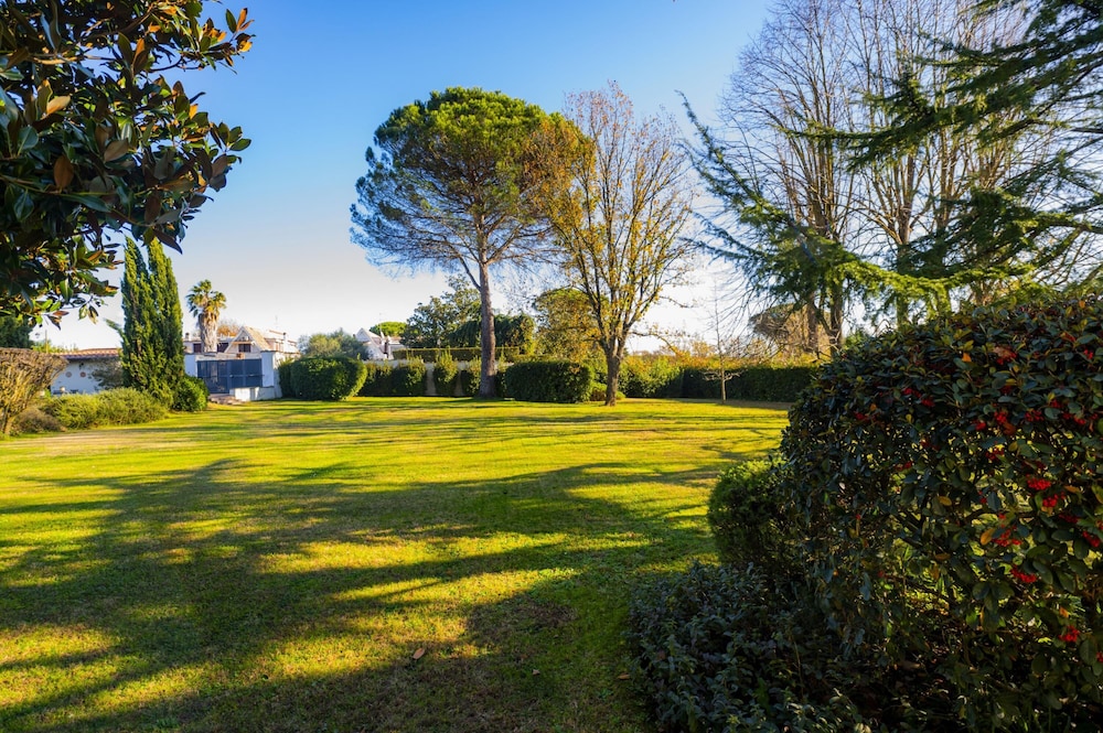 Astonishing Villa With Pool and Garden view 4