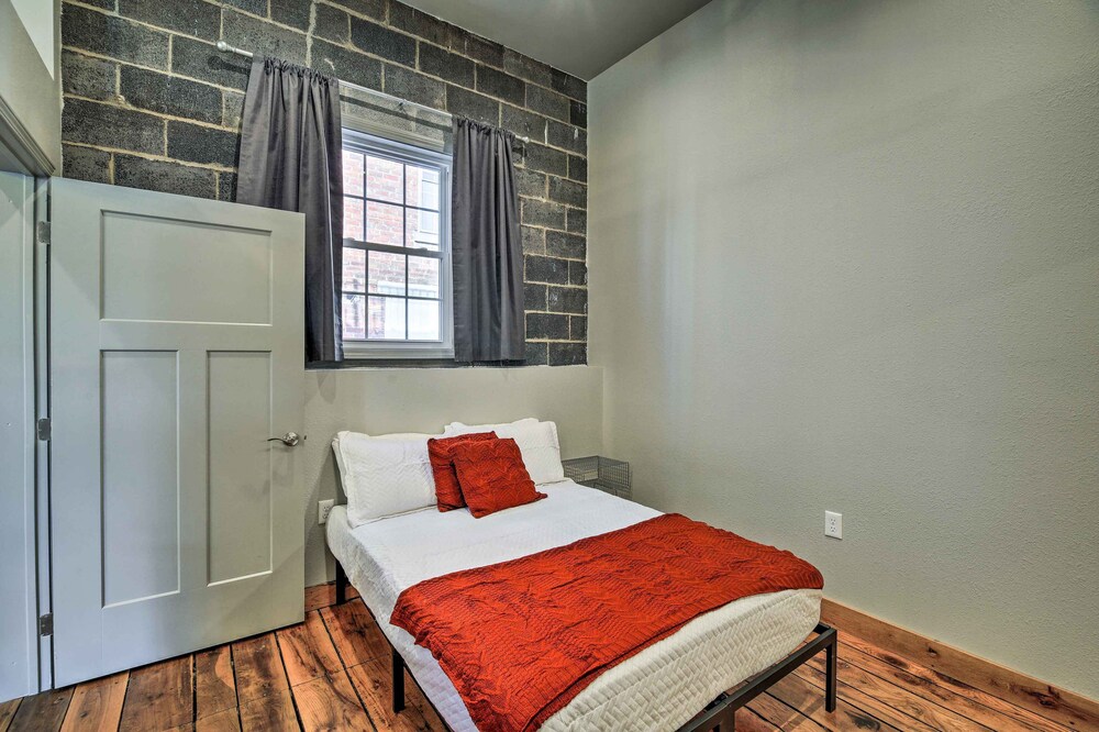 Sleek Wytheville Apartment Near Food + Drink!