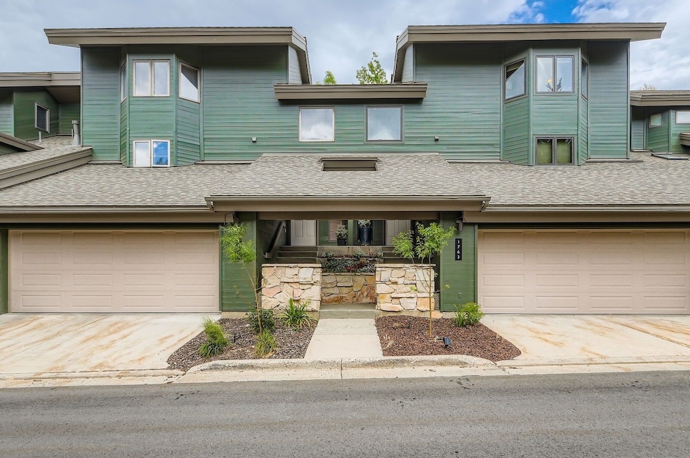 1763 Lakeside Getaway At Deer Valley! 3 Bedroom Home