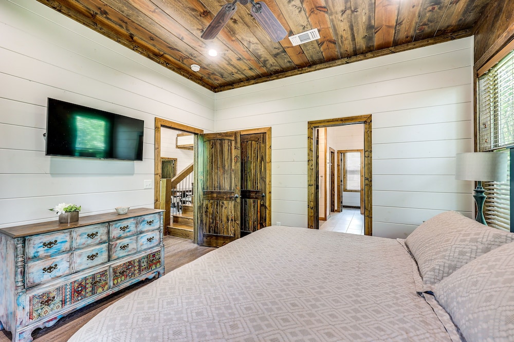 Cozy Cabin w/ Hot Tub ~ 5 Mi to Broken Bow Lake view 4
