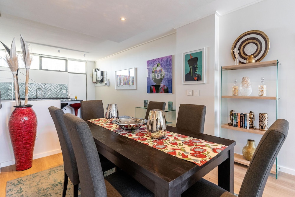 Urban Palette - Modern Artistic Green Point Apt