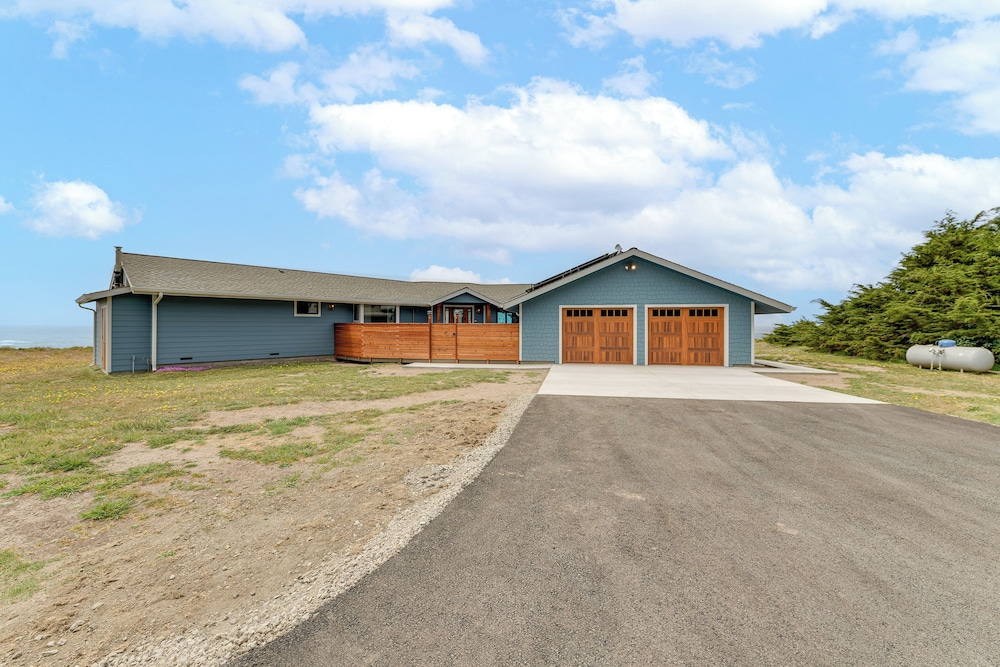 Walk to Beach: Luxury Oceanfront Escape in Caspar