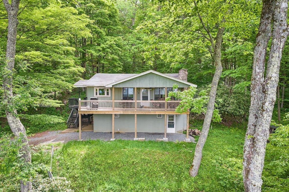 Ash Vale by Avantstay Spacious Deck w Views Ping Pong Table