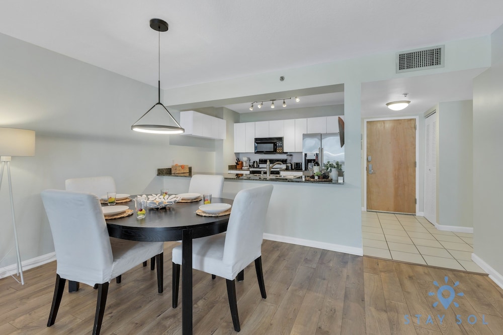 Modern 1-br Condo in Upscale Brickell Locale
