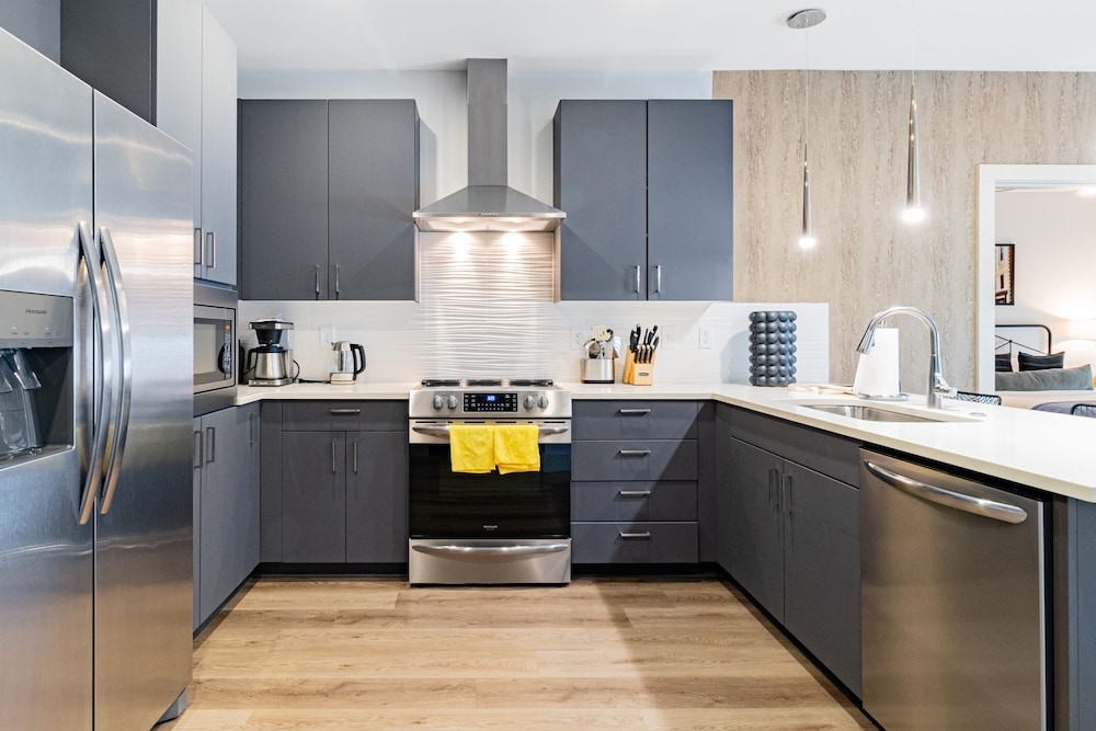 Astra Modern Midtown Retreat With Pool Gym Steps to Dining Broadway