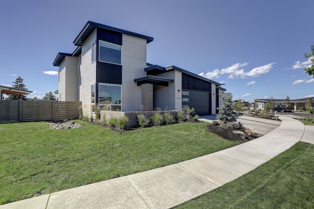 Ruby Peak *30 Day Minimum 4 Bedroom Home by RedAwning
