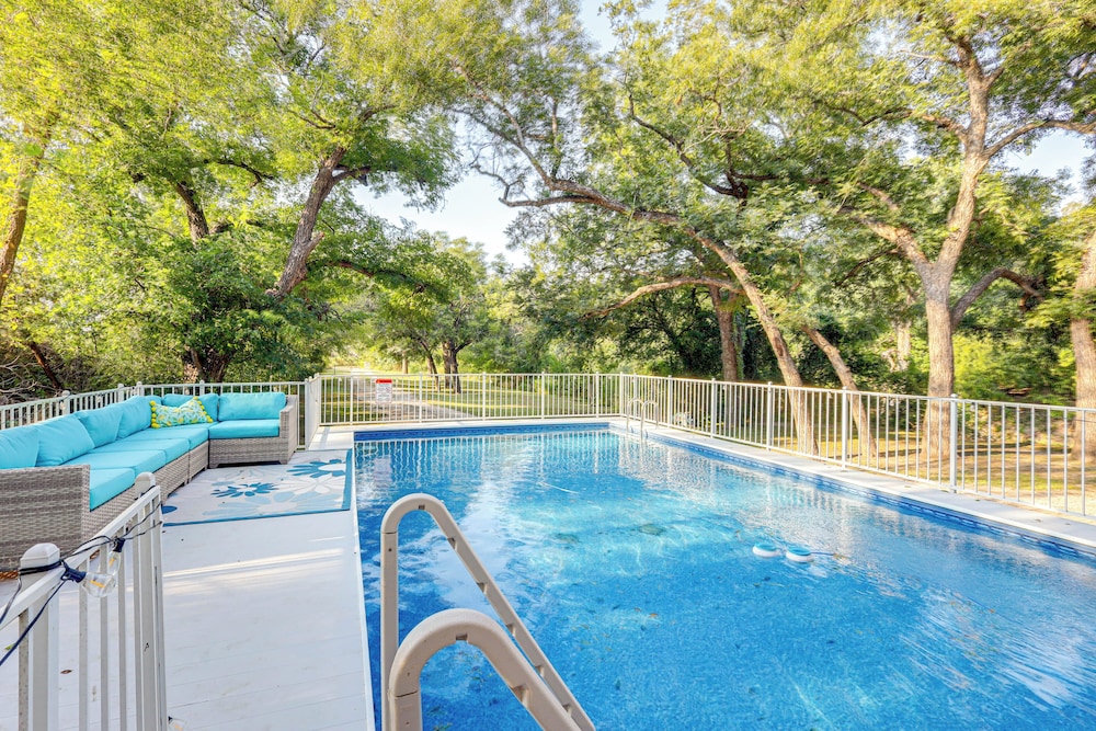 Private Pool: Fun Riverfront Retreat in Hamilton!