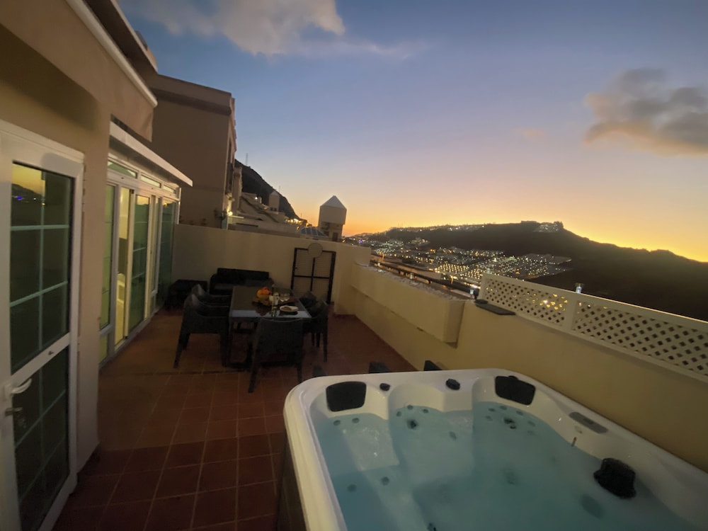 Modern Family Home Near the Pool With Private Jacuzzi!