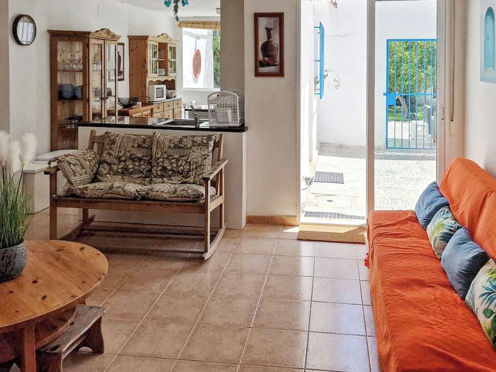 House With Exclusive Pool and Garden 7 min Walk From the Beach and the Center