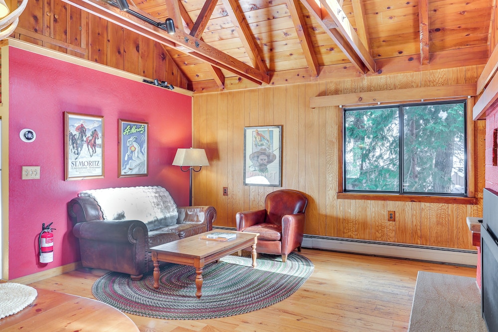 < 2 Blocks to Lake Tahoe: Family Home Near Skiing