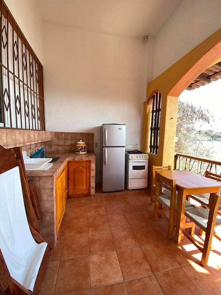 casa adriana zihuatanejo