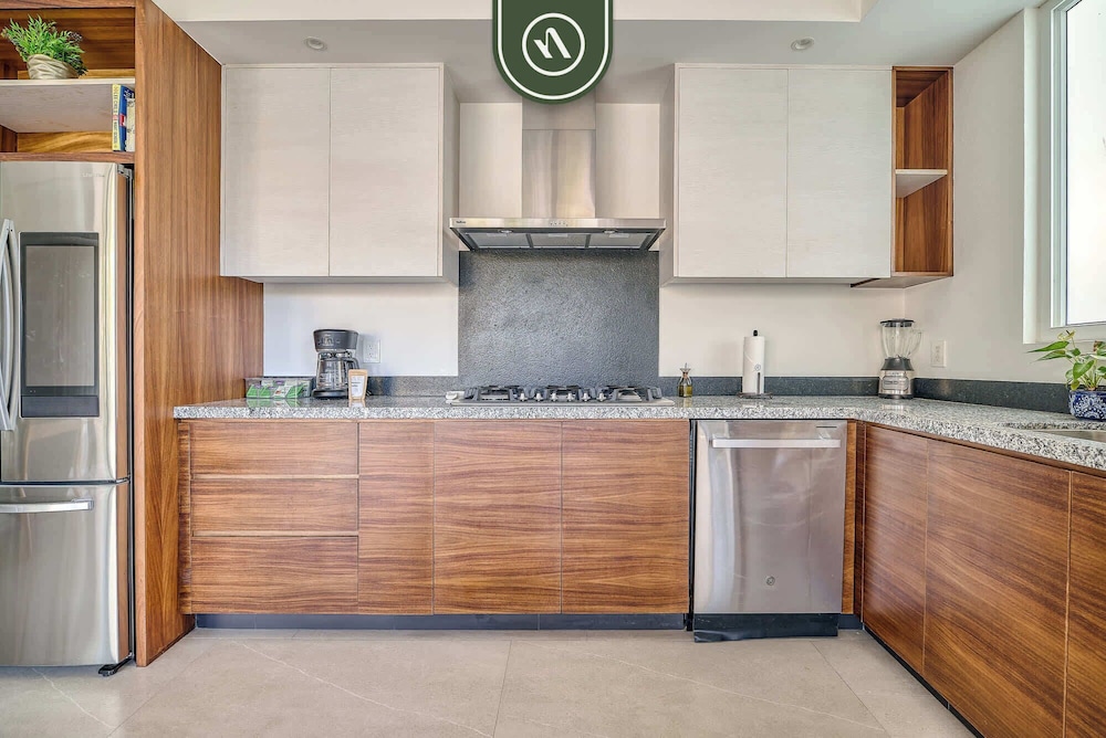 Luxury 2 BR Condo Near Golf Courses and Marina