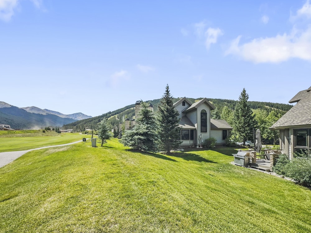 Private Dog Friendly Home Boasts Incredible Views - WD25 by RedAwning