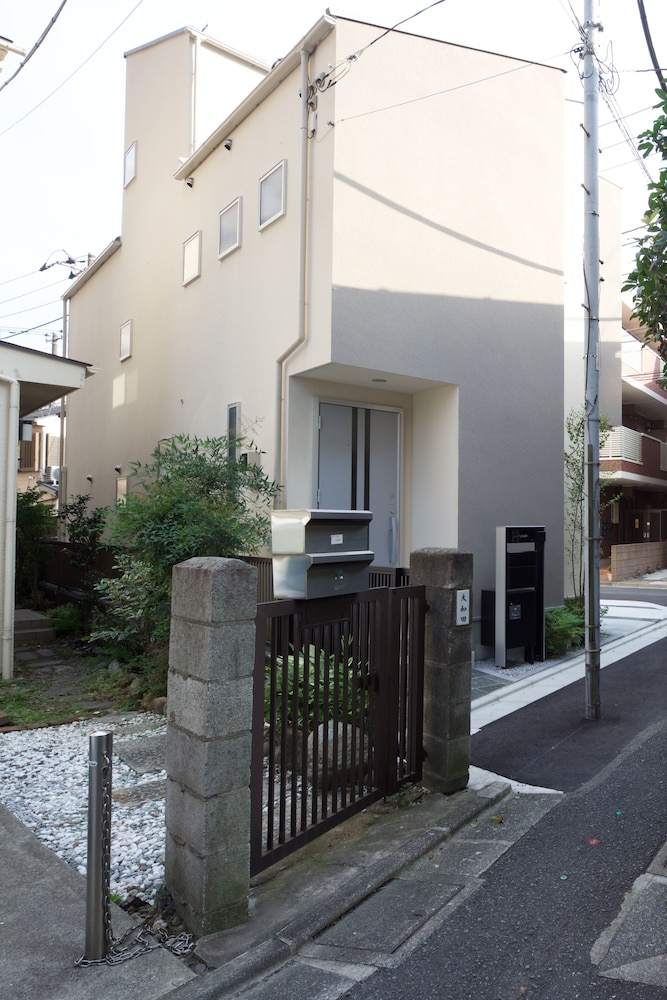 Nishi-Sugamo Guest House. 2min to Nishi-Sugamo Sta. 13min to Ikebukuro Sta.