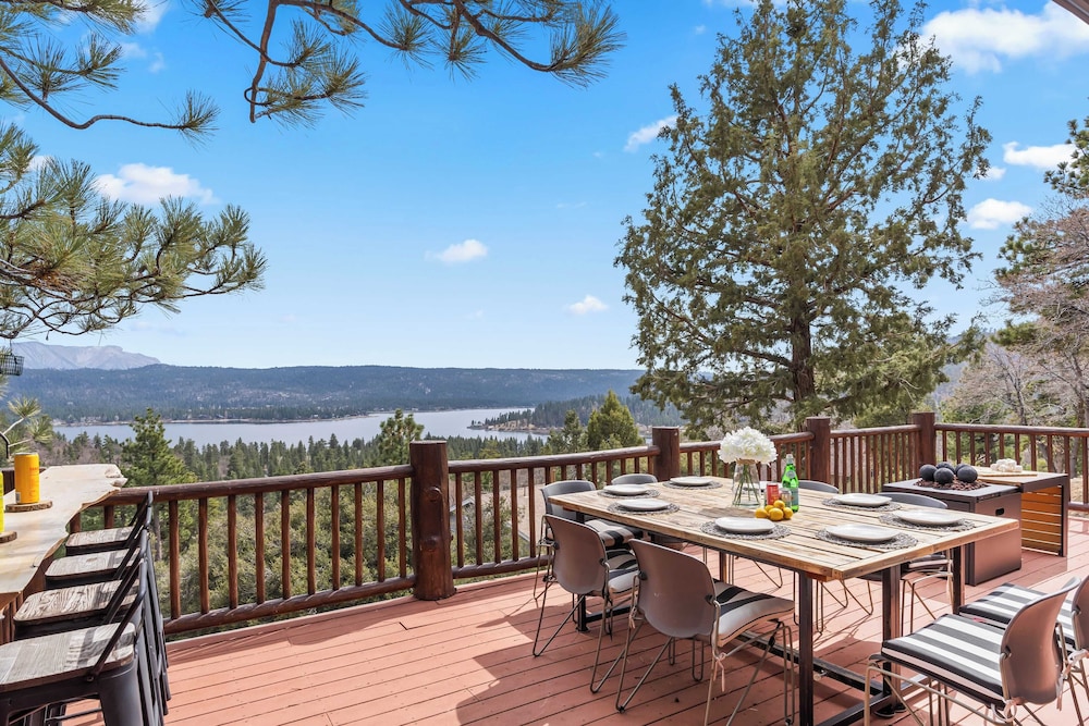 Scenic North Shore Stay w/ Games, Near Snow Summit Lakeview Lodge by Avantstay