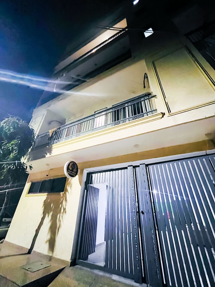 Roomshala Hotel Seven