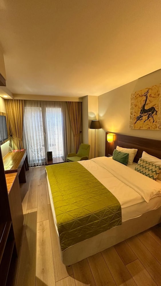 The White Orient Otel - Image 10