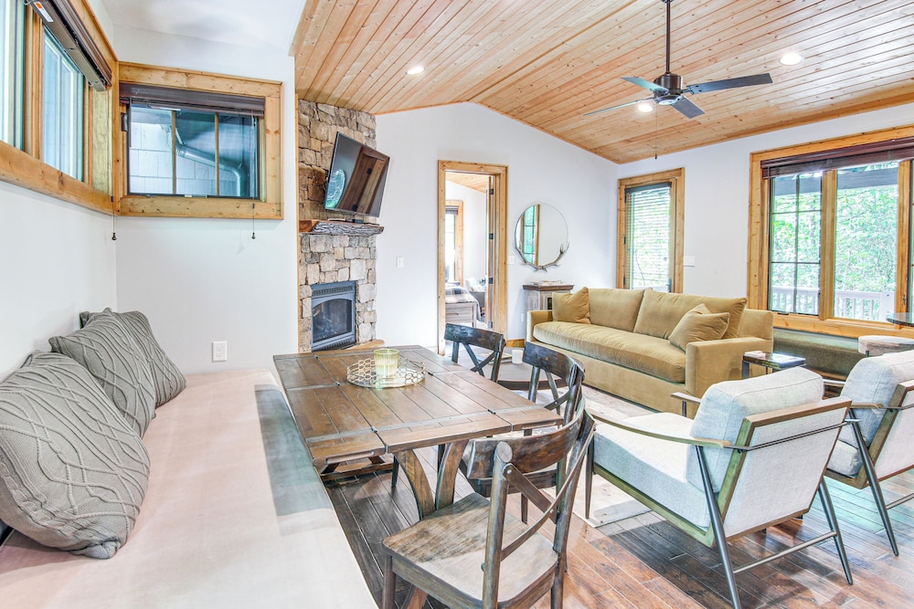 Chinquapin Escape: Resort Perks, By Lake Glenville