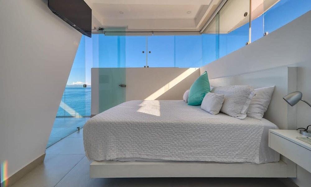 Luxurious 2BR Condo - Amazing Ocean View - Pool