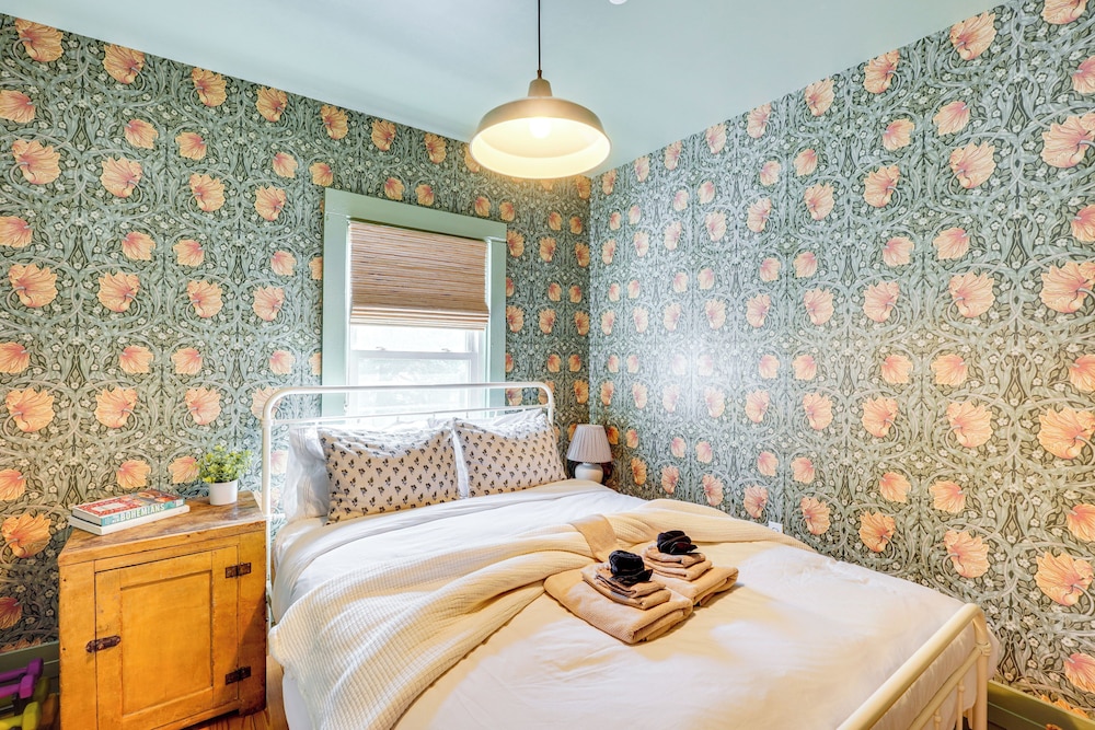 Historic Catskills Farmhouse Cottage by Belleayre