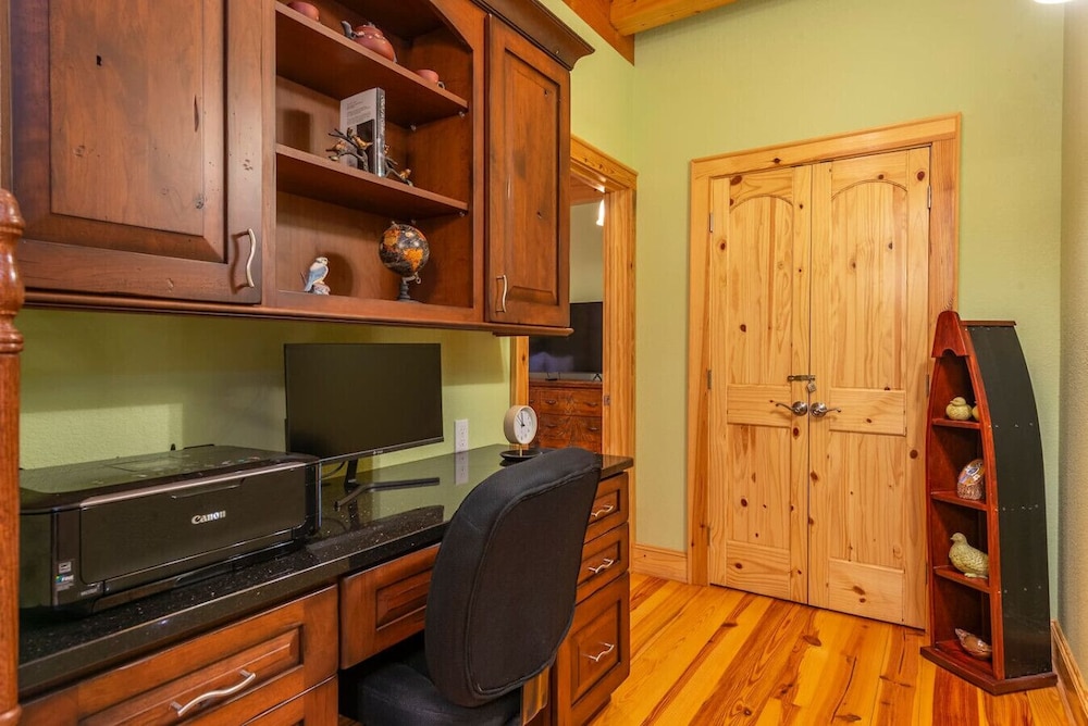 Luxe Riverfront Escape Mtn Views Pickleball Ct